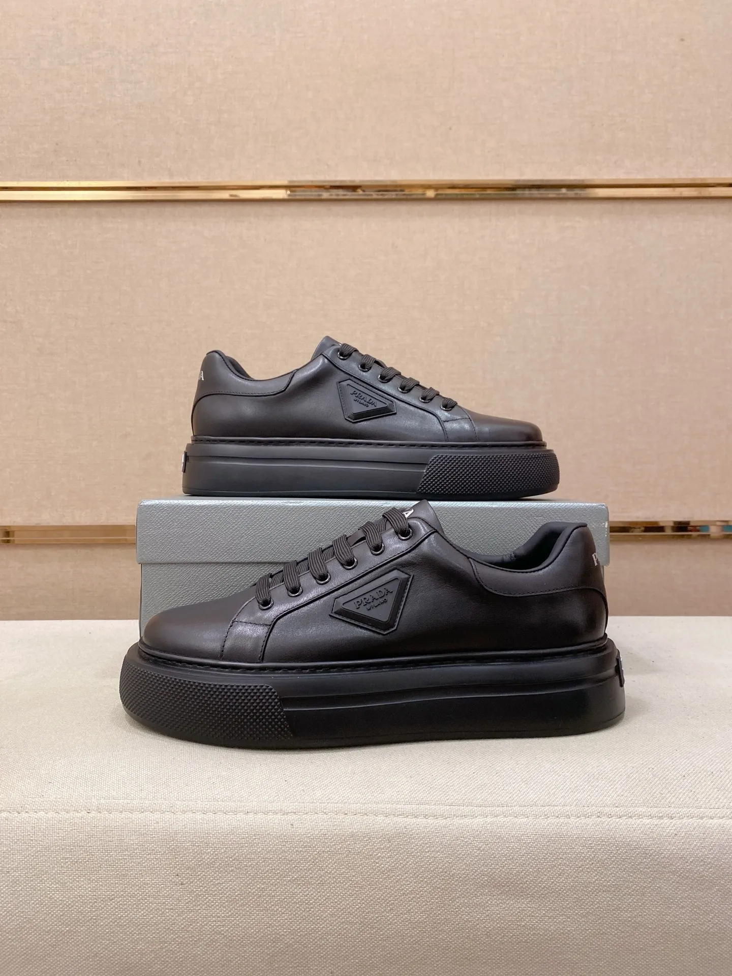 Men's shoes 💰 580💰 ✔️✔️✔️High version High-quality new PRADA (Prada) counters are launched simultaneously, new men's shoes, 😘fabrics are selected from first-layer cowhide fabrics. Lining: Imported cowhide leather lining. 👍🏿High-end☄️Open-molded non-slip rubber outsole, exquisite lines, simple and elegant, comfortable and high-end for leisure travel. Code number: 38 to 45